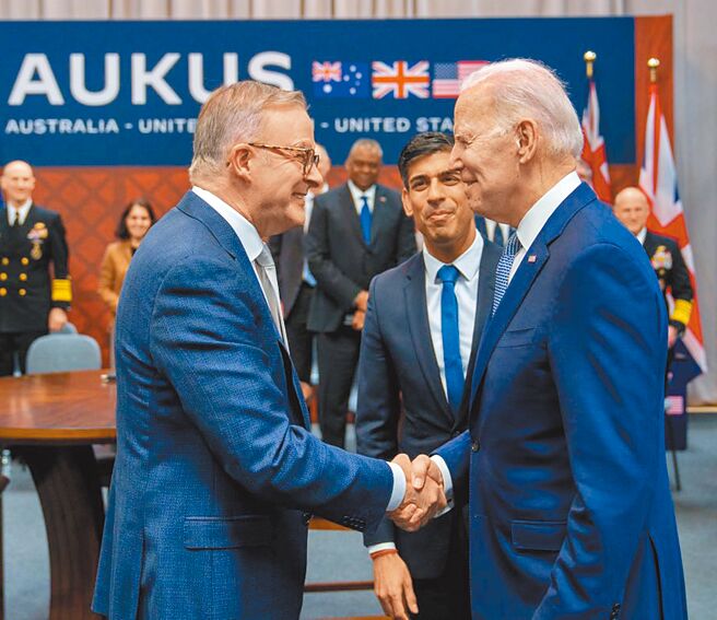 美國總統拜登（右）、英國首相蘇納克（中）及澳洲總理艾班尼斯（左）在美國加州聖地牙哥海軍基地舉行AUKUS峰會。（摘自澳洲總堙艾班尼斯推特）