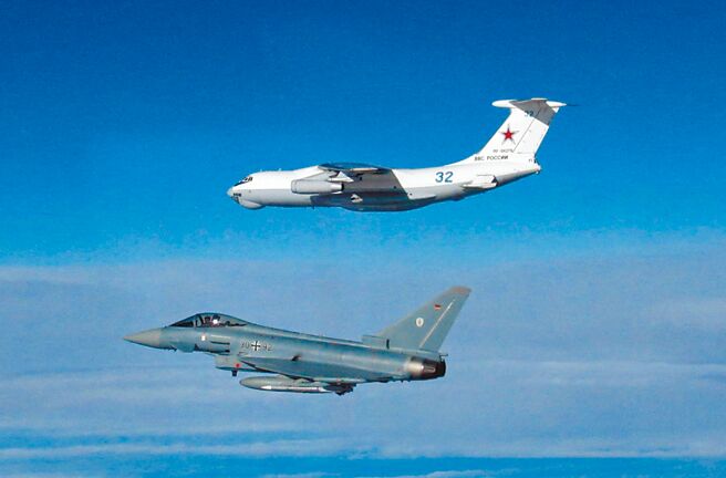 英國皇家空軍及德國空軍的颱風戰機，15日自愛沙尼亞空軍基地起飛，執行北約空中警務，並首次聯合對俄羅斯的空中加油機進行攔截。（摘自英國皇家空軍推特）