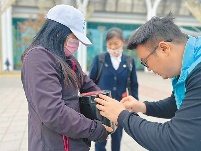 南投县议员简千翔帮助大陆新住民、南投县民陈小姐，将其亡夫的骨灰罈送回台东故乡。大批网友纷纷称讚。（简千翔提供／杨静茹南投传真）