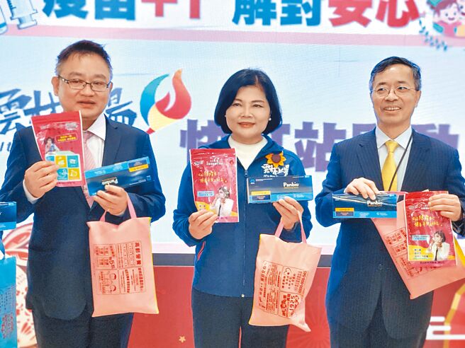 云林县长张丽善（中）呼吁县民3月14日起至4月26日到快打站打新冠肺炎疫苗追加剂，臺大云林分院副院长洪健清（右）也强烈呼吁重覆感染新冠肺炎的案例医院及社区都有，打追加剂的目的是刺激产生抗体。（周丽兰摄）