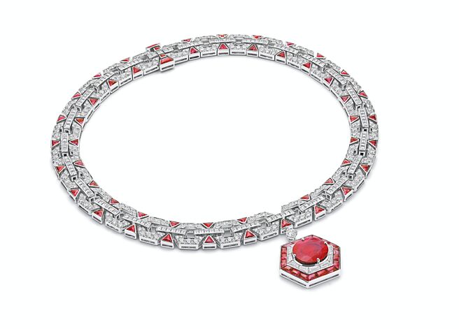 宝格丽伊甸奇蹟花园系列顶级红宝石与钻石铂金项练，主石为7.4克拉红宝石。（BVLGARI提供）