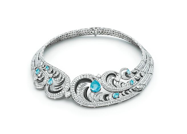 宝格丽Bird of Paradise天堂鸟顶级钻石与帕拉伊巴碧玺彩宝项炼。（BVLGARI提供）