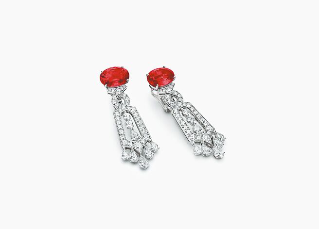 宝格丽伊甸奇蹟花园系列尖晶石与钻石耳环。（BVLGARI提供）