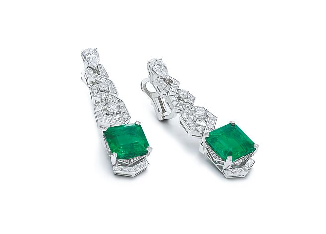 宝格丽伊甸奇蹟花园系列哥伦比亚祖母绿与钻石耳环。（BVLGARI提供）