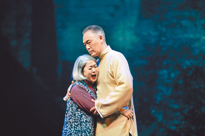 王月（左）、樊光耀在《京戏启示录》创拓版的演出赚人热泪。（宽宏艺术提供）