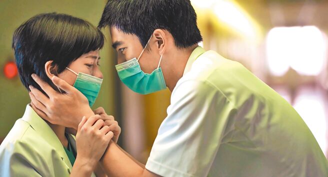 曾敬驊（右）與項婕如在片中飾演醫護戀人。（CATCHPLAY提供）