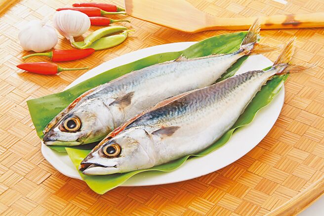 爱买量贩南方澳薄盐鲭鱼，特价2条99元。（爱买提供）