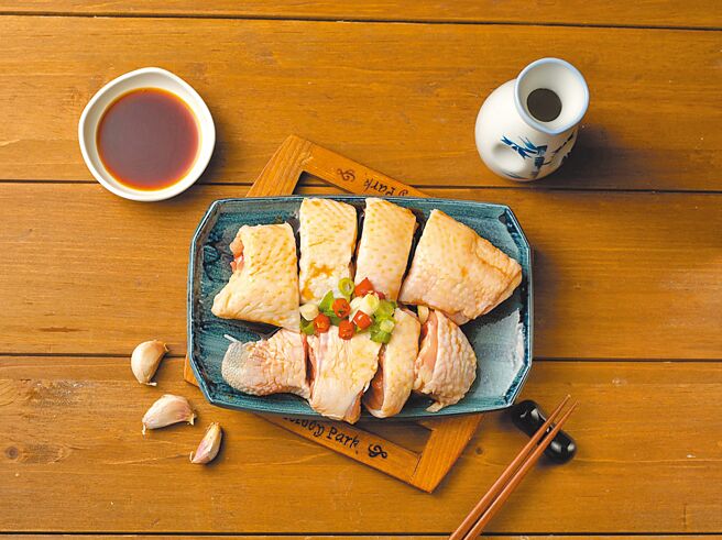 全联台湾桂丁土鸡切块，特价195元／盒。（全联提供）