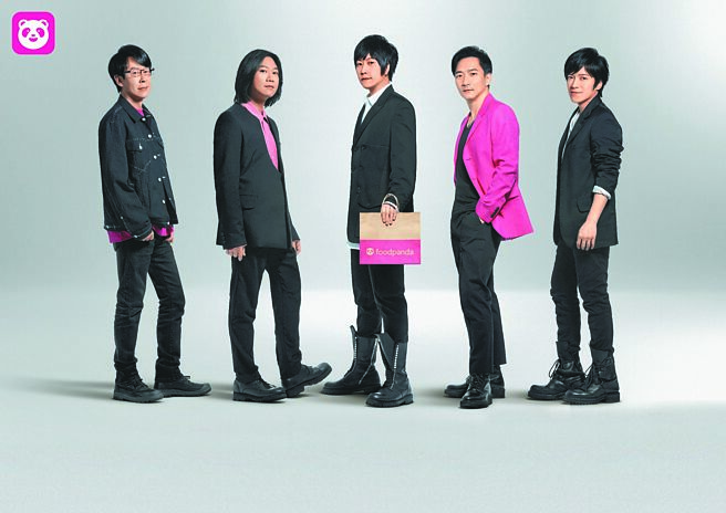 foodpanda推出五月天演唱会的萤光棒，再次限量上架pandamart熊猫超市，还可搭配指定优惠码作使用。（foodpanda提供）