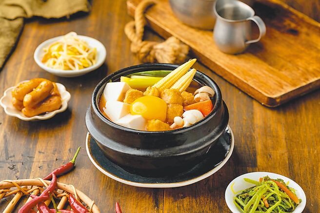 涓豆腐「植感炸鸡鲜菇嫩豆腐煲」338元。（豆府餐饮集团提供）