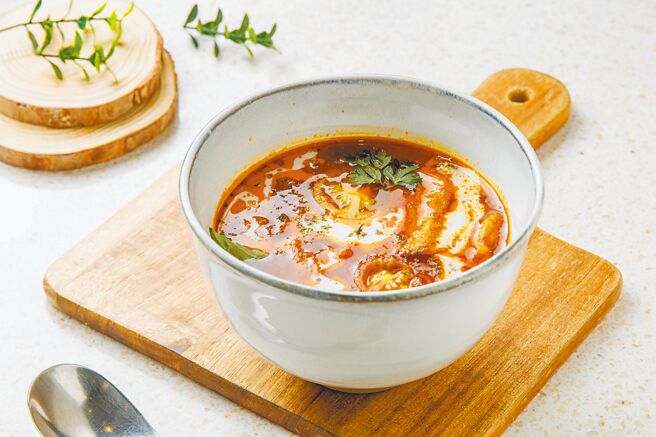 一植肉与小小树食合作推「椰香柠檬鱼汤」。（一植肉提供）