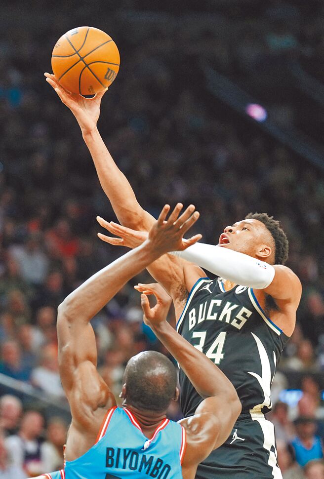 公鹿「字母哥」阿提托康波（右）高抛挑篮得分。（路透）