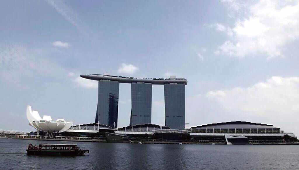 新加坡最大的房地產網站的一項調查顯示，半數受訪新加坡人可能因為通貨膨脹，延後購房計畫，且近1／4的人考慮完全放棄買房子。圖為新加坡地標性建築濱海灣金沙酒店。（中新社）