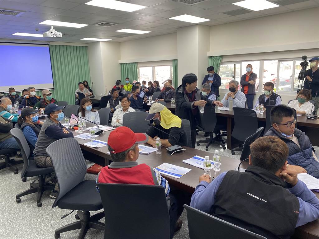 今日協調會氣氛一度緊張，儘管中油與廠商現場加碼，補助每艘漁船金額提高至8萬元，漁民仍氣憤不平、無法接受。（蔡明亘攝）