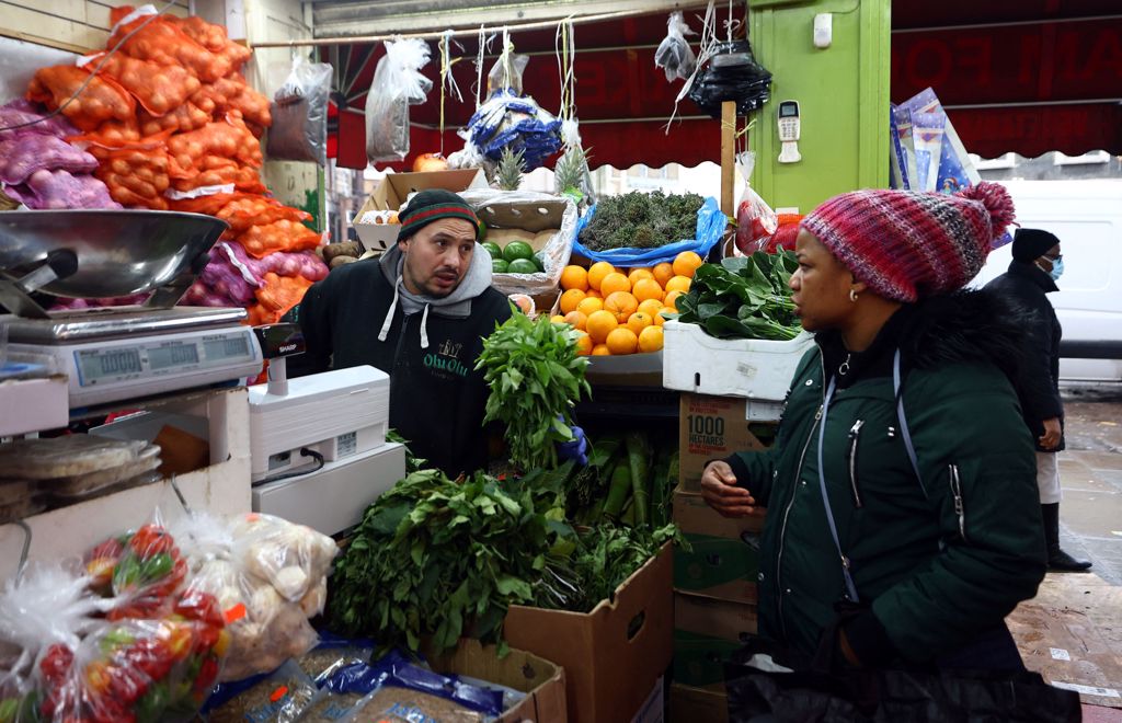 在菜市场选购蔬果的伦敦市民面露难色。（图／路透社）(photo:ChinaTimes)