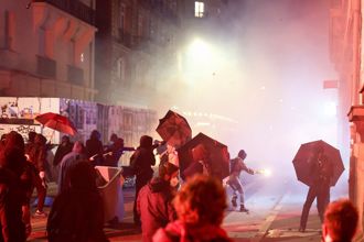 7千人抗議法國退休改革法案爆衝突 警方施放催淚瓦斯