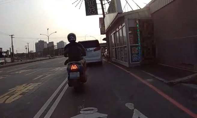 有名机车骑士抱怨，台南麻豆交流道前常发生汽车要买槟榔时会与机车抢道，让他不禁感嘆道路设计不良。（翻摄自脸书爆废公社）