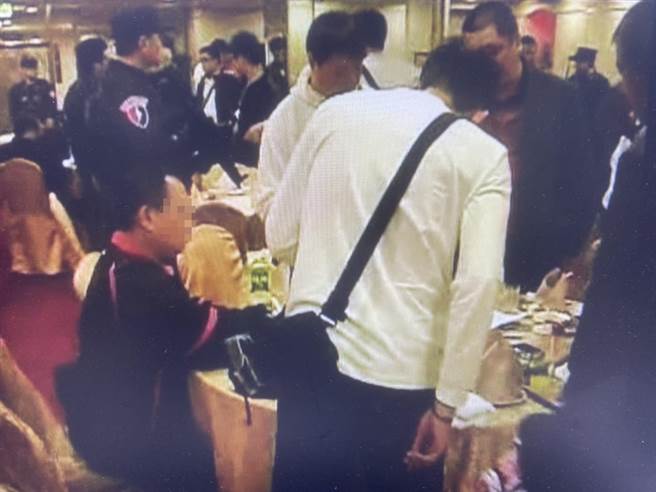 2008年，中山分局动员百名警力，突袭竹联帮雷堂尾牙，扫黑逮回50人。（民眾提供）