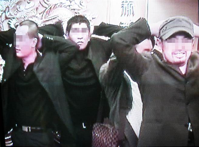 2008年，中山分局动员百名警力，突袭竹联帮雷堂尾牙，扫黑逮回50人。图为现场黑帮小弟，都被警方喝令双手放头上。（本报资料照片）