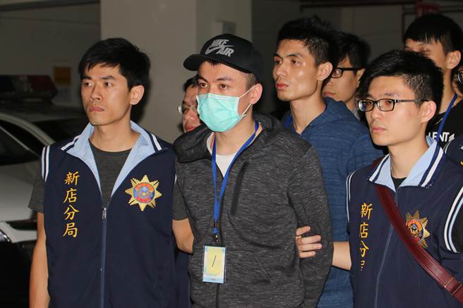 2016年，還是雷堂堂主的「京葵」（前排左二），也被新店、中山分局掃黑逮過。（本報資料照片）