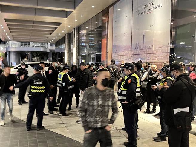 竹聯幫明仁會日前高調春酒，又掀起警方掃黑議題。（民眾提供）