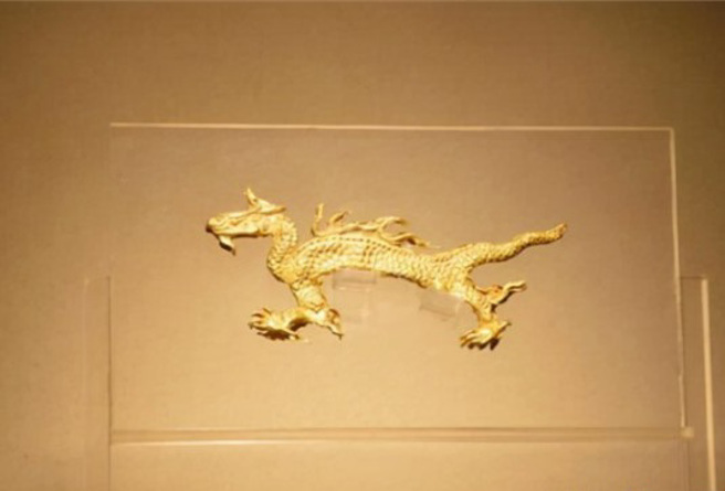 投龙三宝里的金龙是纯金打造，长11.2公分、高4.7公分，中空，重15克。（图／搜狐网）