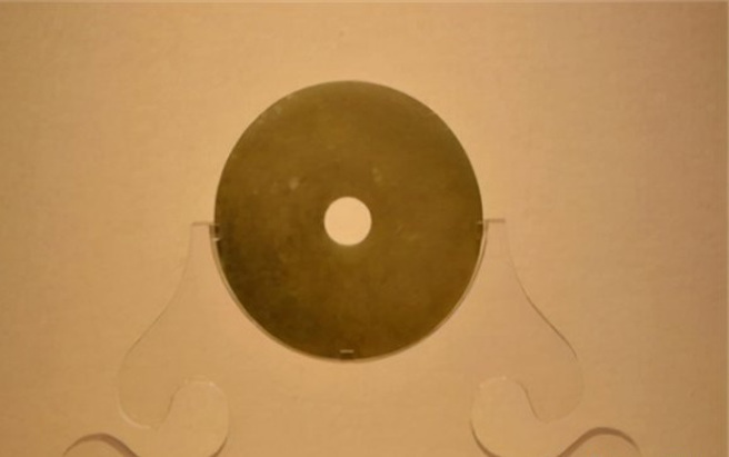 投龙三宝的玉璧直径8.3公分，同心圆造型，玉色灰白。（图／搜狐网）