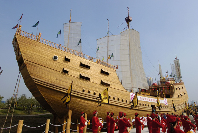 郑和下西洋仿古宝船在南京宝船厂遗址公园内，船长63.25米﹑船宽13.8米﹐6桅8帆﹐排水量约1300吨。（图／新华社）
