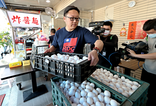 中华队10日以11：7击败义大利队，国民党青工会总会长满志刚（中）喊出，只要打赢就免费送1000颗鸡蛋，并在11日兑现承诺。（资料照,张铠乙摄）