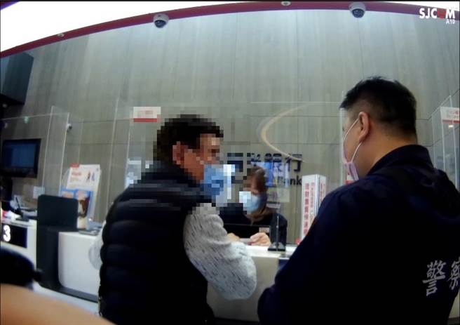 77岁的王姓老翁被诈骗集团洗脑到连警察都骗。（高市苓雅分局提供／杨舒婷高雄传真）