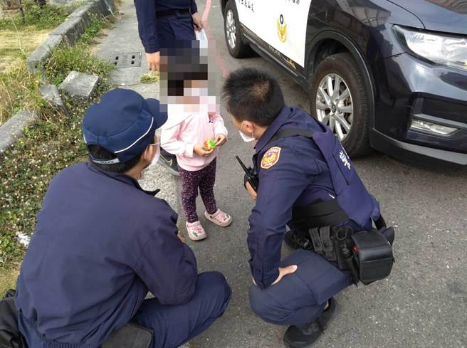 2岁的吴姓女童与父母用餐完后，竟一溜烟的自己跑出餐厅外，随即走失在马路上。（高市凤山分局提供／杨舒婷高雄传真）
