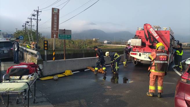 金山離奇車禍！騎士遭撞飛越護欄墜5公尺橋下 趴臥溪水中慘死