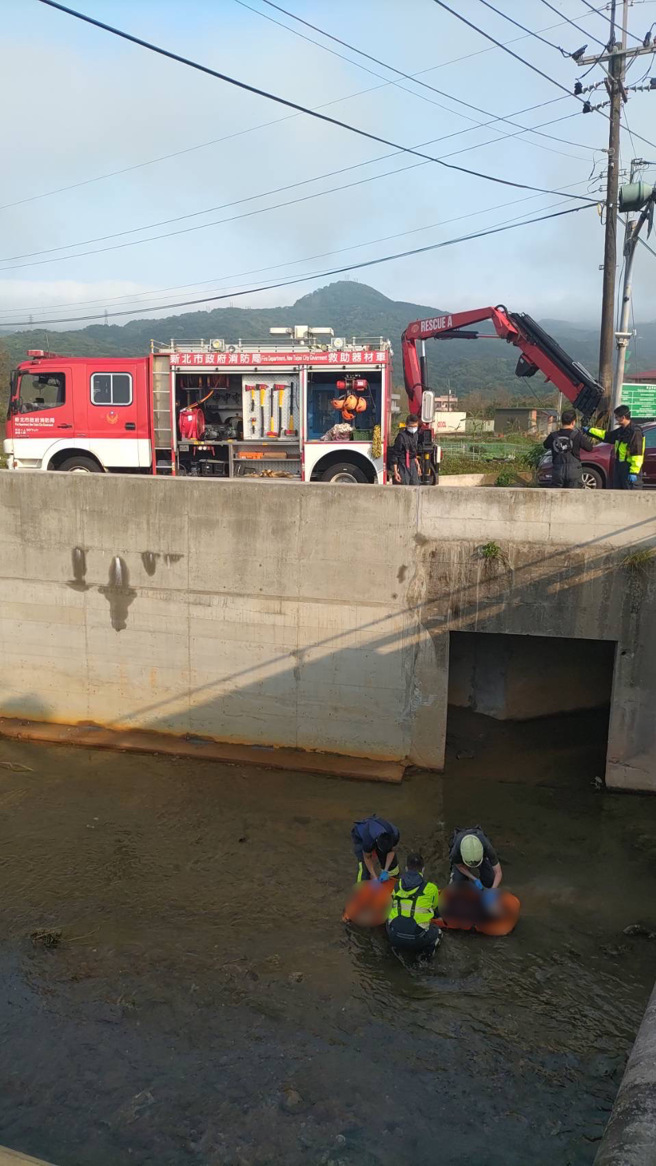 金山离奇车祸！骑士遭撞飞越护栏坠5公尺桥下，趴卧溪水中惨死。(叶庭欣/翻摄)