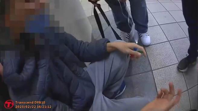 阮姓移工在捷运列车上乱摸女性被逮。（警方提供）