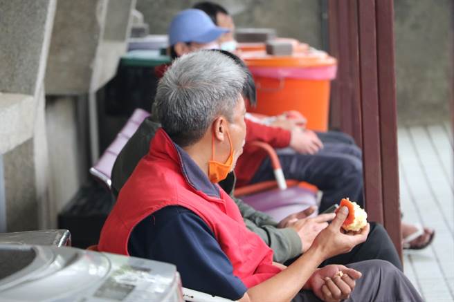 新北市林口觀照園－街友中途之家收容無家可歸的遊民，小董（化名）過去曾在此居住，感念觀照園的照顧，他去年底捐贈2台價值4萬多的飲水機給觀照園。圖非當事人。（新北市社會局提供）