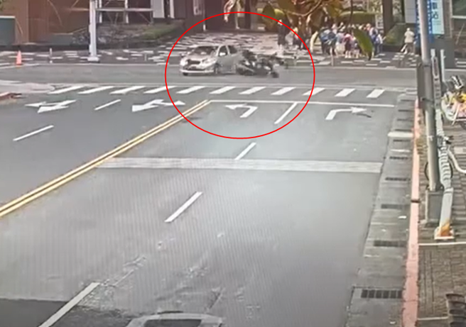惊悚画面曝光！南港车站前严重车祸，19岁骑士遭撞喷飞命危。(警方提供)