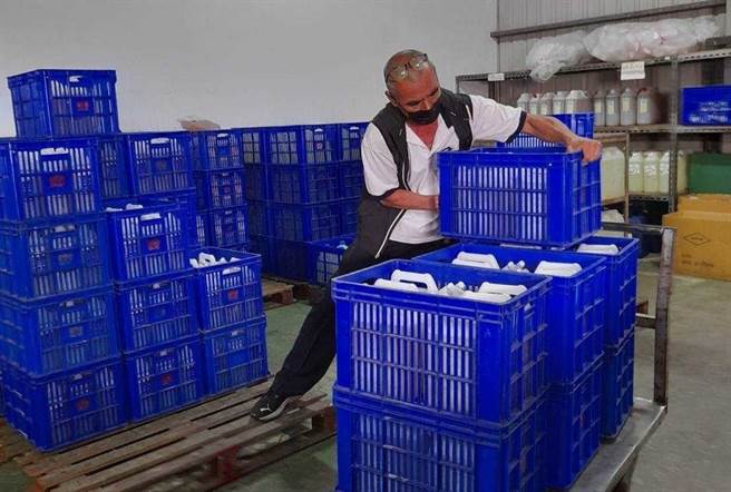 蔡大哥目前身兼仓管与送货员，相当上手。（翻摄照片／高雄洪靖宜传真）