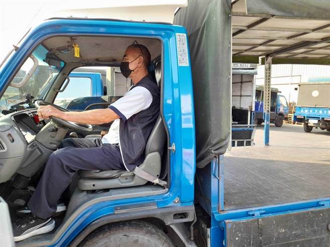 蔡大哥目前身兼仓管与送货员，相当上手。（翻摄照片／高雄洪靖宜传真）