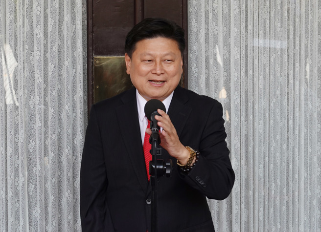 立委傅崐萁17日在立法院舉行記者會，呼籲新北市長侯友宜出面擔任最強母雞，參選2024總統。（姚志平攝）