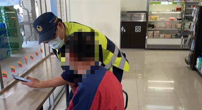 警方协助将男子第一次寄出的包裹追回。（翻摄照片／高雄洪靖宜传真）