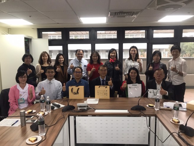 左起:(前排) 王秋惠护理长、吴岳霖营运长、陈修圣院长、璩大成总院长、吴淑芳校长、乔培伟总裁(后排) 吴丽兰护理科主任、罗凤娇復健部组长、吴孟嫔护理部主任、方怡谟副院长、邱婷芳行政副院长、施华菁副营运长、叶馨婷组长、李梅琛主任、邱士芸副总经理。(戴志扬翻摄)
