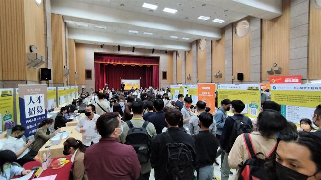 高市青年局举办「高雄好薪情　新媒体人才就业媒合会」吸引超过300名青年参与。(高雄市青年局提供)