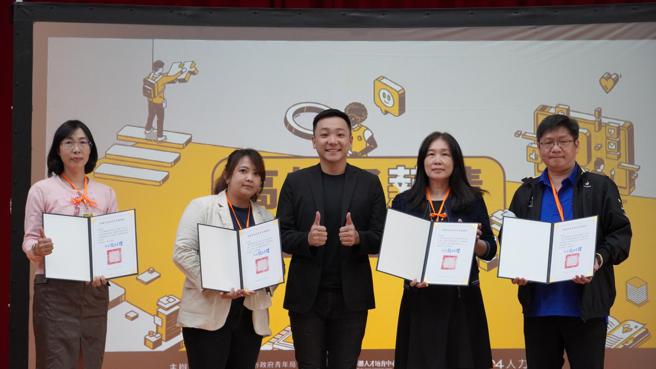 高雄市政府青年局张以理局长颁发奖状表扬「行销大师养成计画」杰出学员。(高雄市青年局提供)