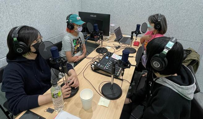 高雄新媒体人才培育中心提供录音室、摄影棚、会议室、多功能空间等场地及设备供高雄市民免费借用。(高雄市青年局提供)