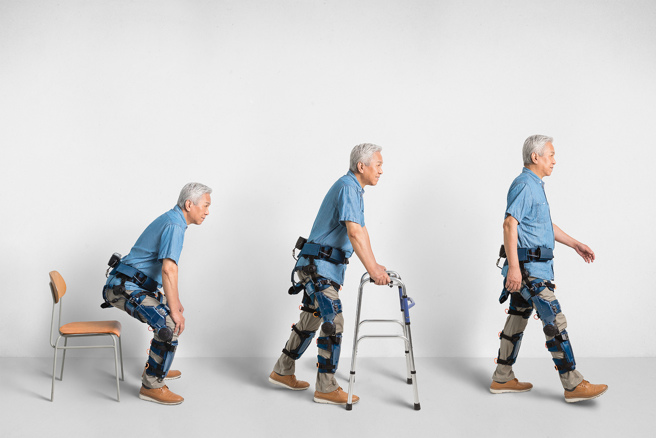 失能者使用高端智慧外骨骼机器人(Keeogo)復能。(戴志扬翻摄)