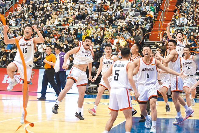 庆祝光復高中篮猿HBL二连霸，新竹市政府将在3月20日晚上6点到8点，于远东巨城发放1000份鸡排券。（本报资料照）