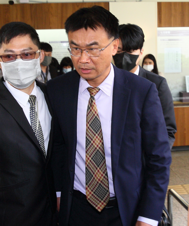 农委会为解决缺蛋的燃眉之急，专案进口泰国、菲律宾等8国的鸡蛋，预计3月底累计到货超过500万颗，国内产能部分，农委会主委陈吉仲（右）17日在立院受访表示，6月可望回到正常水准。（张铠乙摄）