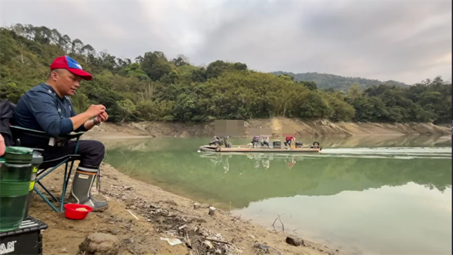 警方接获山老鼠情资，偽装成钓客埋伏多日，终于遇到漂流木窃贼。（翻摄照片／蔡明亘桃园传真）