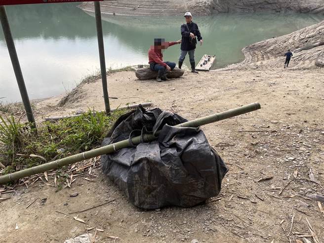 警方在黑色太空包中起获1块114公斤的贵重肖楠木。（翻摄照片／蔡明亘桃园传真）