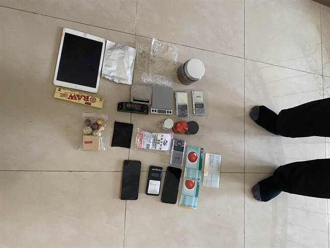 警方查扣1批犯罪赃证物。（台中市警察局提供／张妍溱台中传真）
★《中时新闻网》关心您：保护自己、远离毒品！